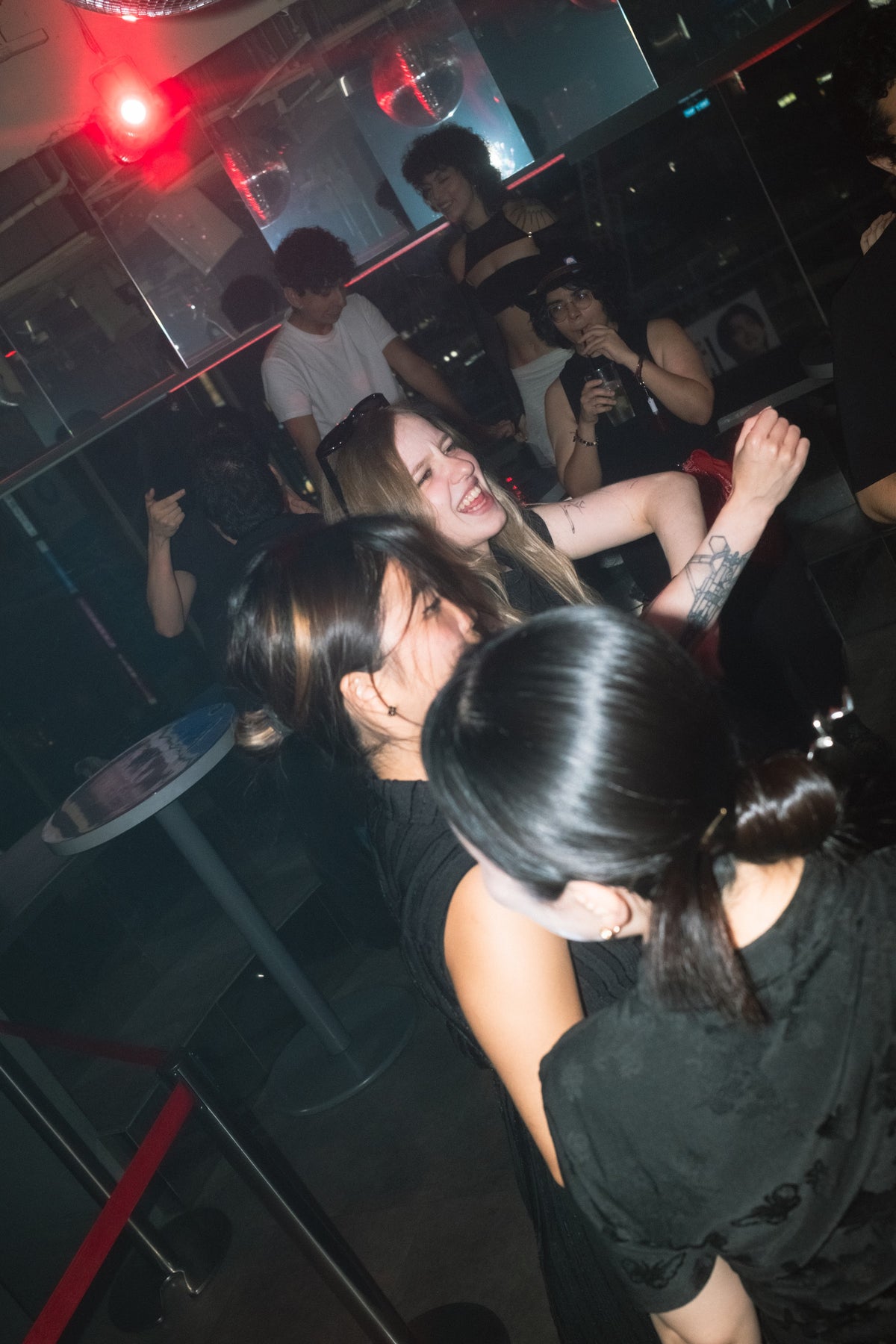 saoko-crowd-red-lights