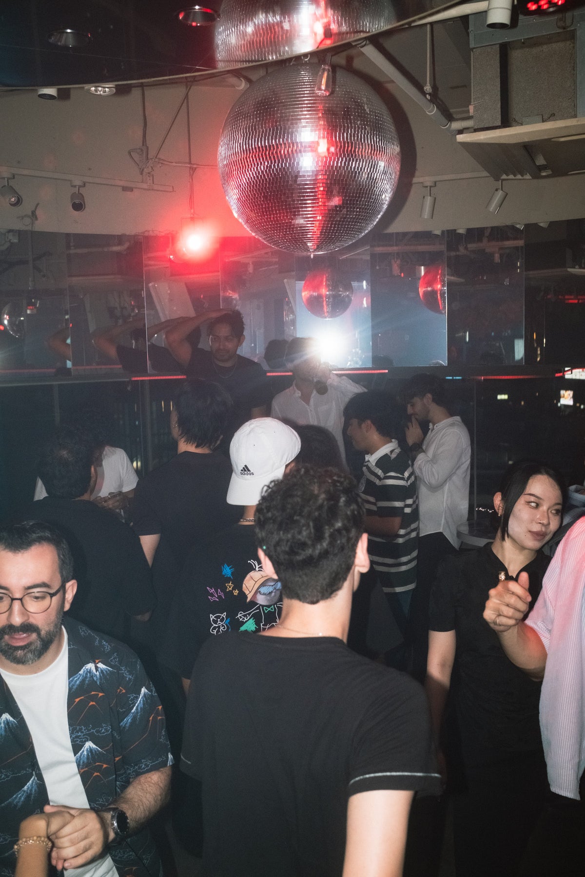 saoko-discoball-crowd
